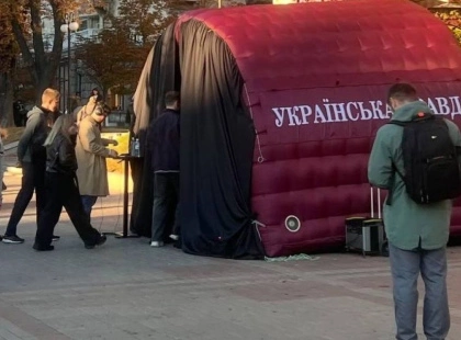На Хрещатику з’явився намет «Скажи правду»: кожен може висловитися перед камерою