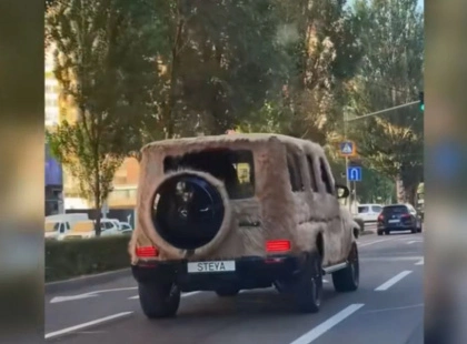 Коли в столиці похолодало: у Києві помітили пухнастий Mercedes G-Class