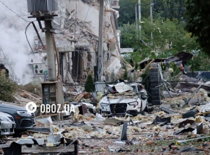 На Петропавлівській Борщагівці житлові будинки знищено вщент: здіймаються стовпи диму після прильотів