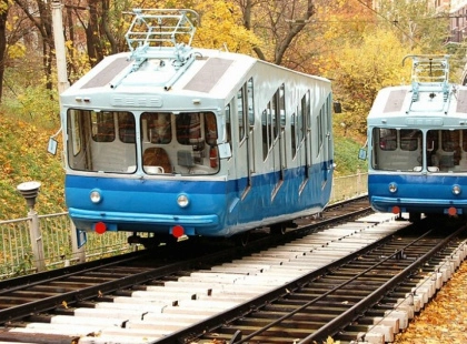 У Києві за 1,6 млн грн реконструюють нижню станцію фунікулера