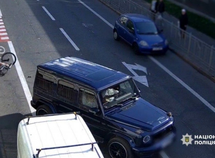 У Києві водій Mercedes побив велосипедиста через зауваження — постраждалий у лікарні