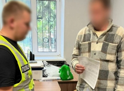У Києві чиновник вимагав щомісячні побори від підприємця за незаконні торговельні точки