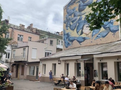 Під прицілом забудовників: чи врятують кияни дворик із круками на Рейтарській
