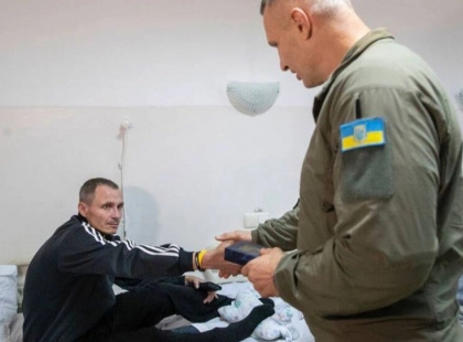 Кличко відвідав військовий шпиталь і нагородив поранених захисників