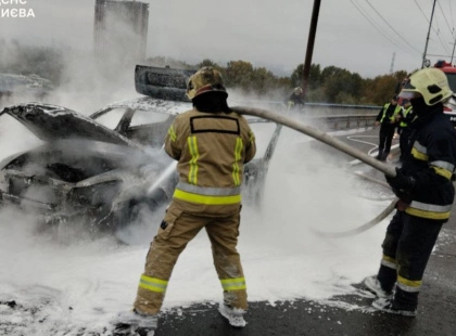 У Києві на Північному мосту загорівся автомобіль: обійшлося без постраждалих