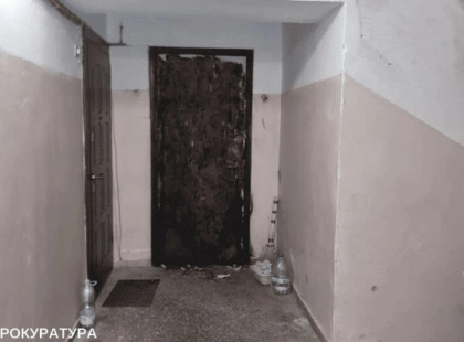 У Києві судитимуть 23-річного хлопця, який підпалив двері квартири за наказом «фейкових СБУшників»