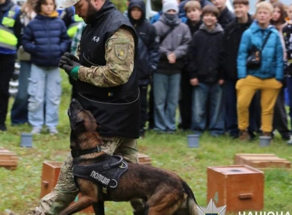 Хвости, усмішки й добро: столичні поліцейські з чотирилапими напарниками відзначили День захисту тварин