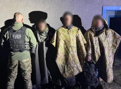 «Плащі-невидимки» не допомогли: прикордонники затримали чоловіків, які намагалися перейти до Молдови
