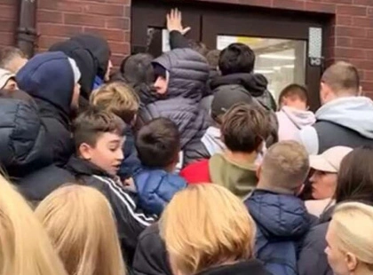 Черга перетворилась на штурм: у Ірпені чоловік вибив двері тілом під час відкриття секонд-хенду