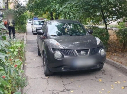 Пенсіонерку госпіталізували: водійка кросовера збила жінку у дворі будинку