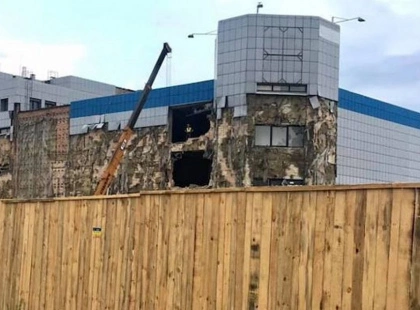 На Троєщині розбирають старий ТЦ «Сіріус» — будівля простоювала понад 10 років