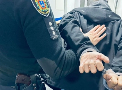 У Києві затримали чоловіка, який пограбував пенсіонера та зірвав із нього золотий ланцюжок
