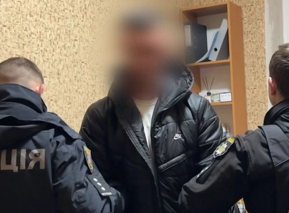 Поліція затримала чоловіка на Троєщині під час продажу бойових гранат