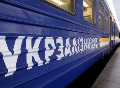 Укрзалізниця повідомила про зупинку трьох потягів через хибне замінування