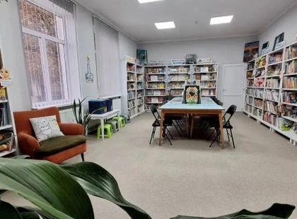 У Макарові після обстрілів відкрилася відновлена дитяча бібліотека