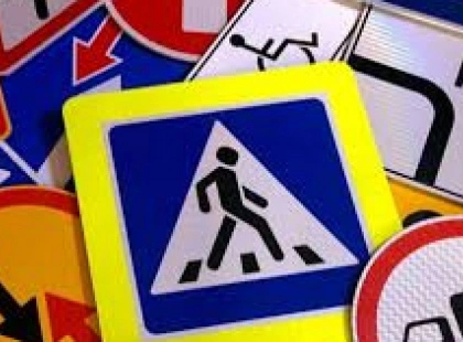 У Києві встановлять 2,5 тисячі нових дорожніх знаків на зупинках громадського транспорту