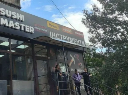 У столиці демонтують незаконні вивіски на Антоновича та Жилянській