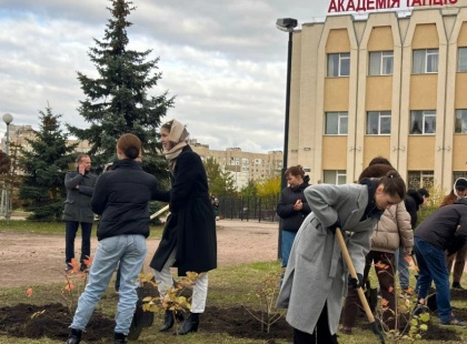 У Києві висадили алею калини в пам’ять про загиблих випускників академії танцю