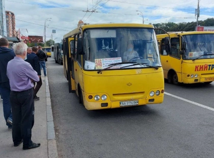 У Києві покарали водія маршрутки, який висаджував людей просто на проїжджій частині
