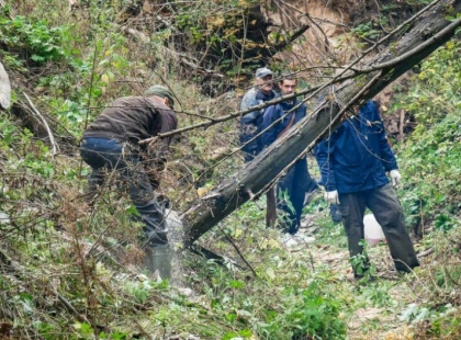 КП «Плесо» прибрало сміття та повалені дерева зі Святошинського каналу