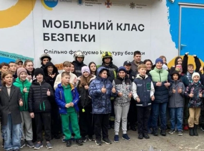 «Мобільний клас безпеки»: поліцейські Київщини навчають школярів рятувати себе