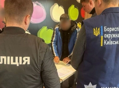 8 500 доларів за «звільнення» від розшуку: у Борисполі викрили чоловіка, який торгував впливом у ТЦК