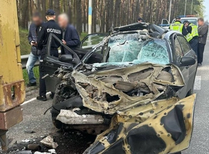 Жахлива аварія на Салютній: вантажівка відкинула легковик на людей