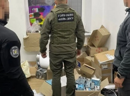 На Київщині накрили мережу продажу нелегальних сигарет і вейпів