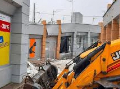 Батьки перемогли: у Києві ліквідували незаконну наливайку просто за парканом дитячого садка