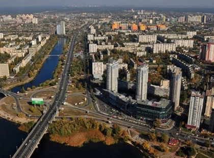 Підготовка до зими: у Дніпровському районі Києва ремонтують дахи багатоповерхівок