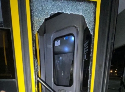 Перекрив дорогу та вибив скло автобуса: у Києві хулігана відправили за ґрати