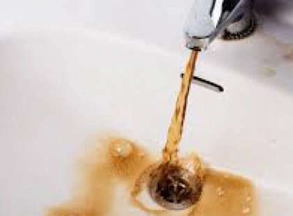 Софіївська Борщагівка знову «дивує»: вода з кранів залишає бруд і осад, місцеві обурені