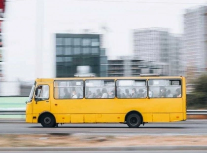 У Києві запровадили нові маршрути руху автобусів на час повітряної тривоги