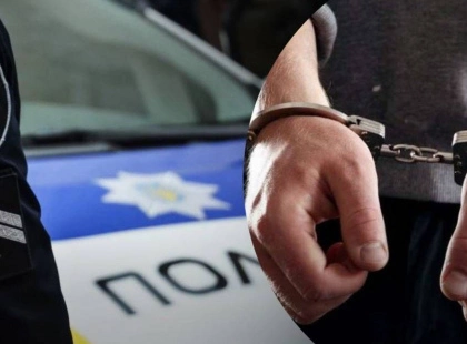 Тіло під шаром листя: на Подолі чоловік жорстоко вбив товариша