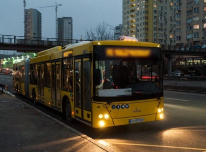 Під час тривоги автобуси через Подільський міст змінюватимуть маршрути: у Києві запровадили нові схеми руху