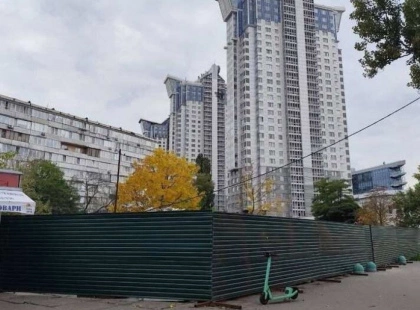 Зелена зона під загрозою: на Березняках зводять апарт-комплекс у сквері біля мосту Патона