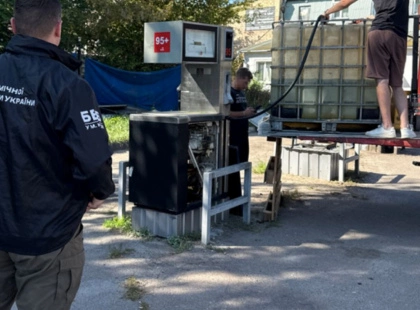 У Києві триває боротьба з тіньовими заправками: БЕБ вилучило пальне і обладнання