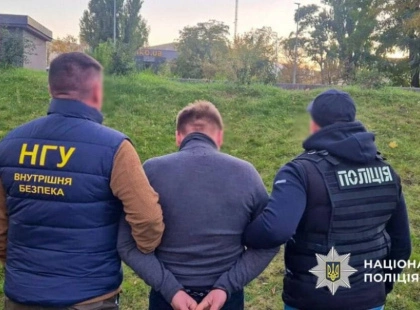Столичні прокурори вручили підозру екс-поліцейському, який обіцяв “бронювання” за хабар