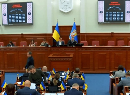 Аварійні гірки й розбиті пісочниці: у Києві депутати почали перевірку дитячих майданчиків
