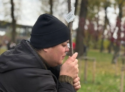 Сльози й надія: у Києві з’явилася алея сакур на честь загиблих військових