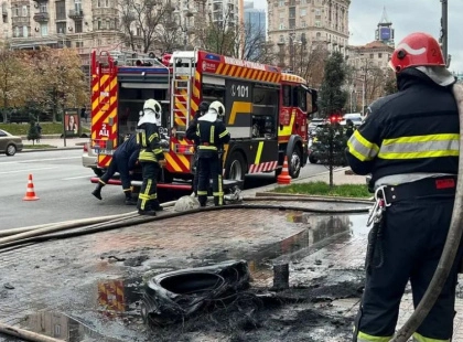 Пожежа на Хрещатику: невідомий підпалив шини біля КМДА