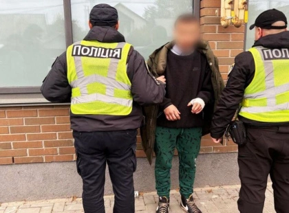 На Київщині затримали нападника, який поранив 16-річну дівчину та чоловіка