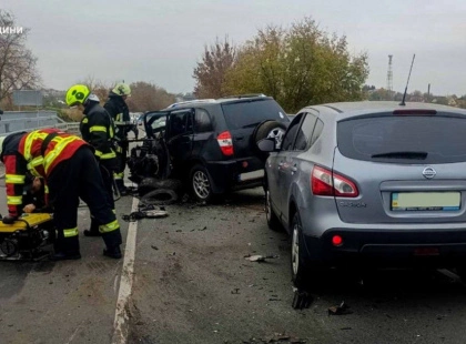 Жорстке зіткнення під Києвом: три авто зім’яло, двох людей рятували з уламків