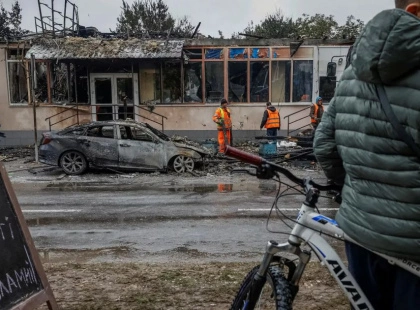 Стовпи диму, запах гару й вирви біля дитсадка: наслідки нічного удару по Києву