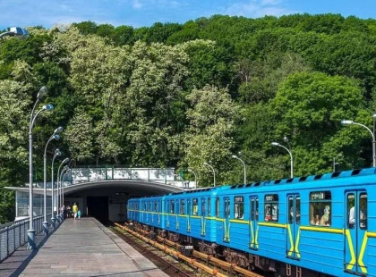 Інцидент у київському метро: пасажир упав на колії, рух відновлено після затримки