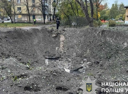 Після російських ударів у Подільському районі працює штаб допомоги та комунальні служби