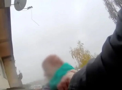 У Києві поліцейські врятували жінку, яка хотіла стрибнути з четвертого поверху