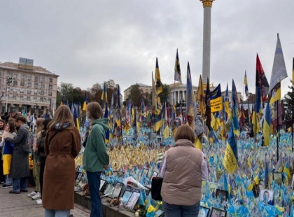 Тисячі людей на Майдані вшанували зниклих оборонців акцією «Об’єднані тишею»