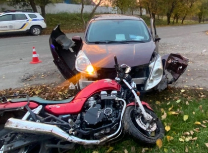На Київщині мотоцикліст зіткнувся з легковиком під час обгону: постраждалого госпіталізували