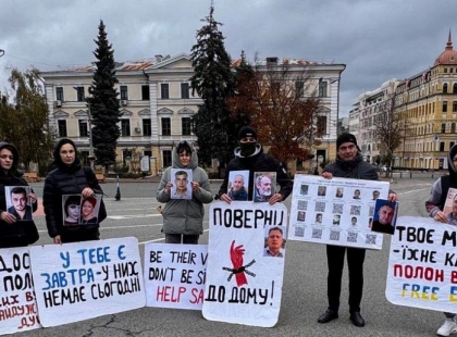 У центрі Києва пройшла акція “Осінь полону”: рідні енергодарців вимагали звільнення своїх близьких